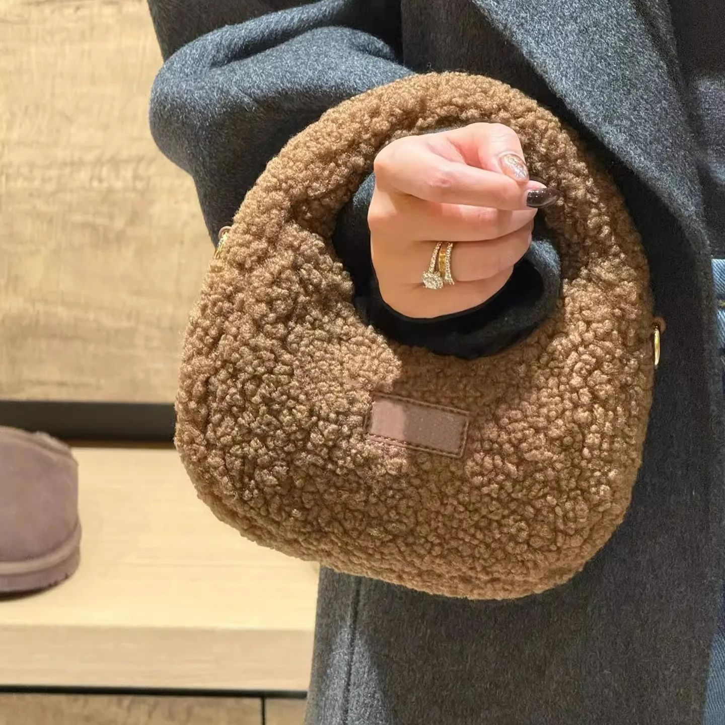 Half Moon Design Lamb Wool Han - Half Moon Bag Suede 评论和价格